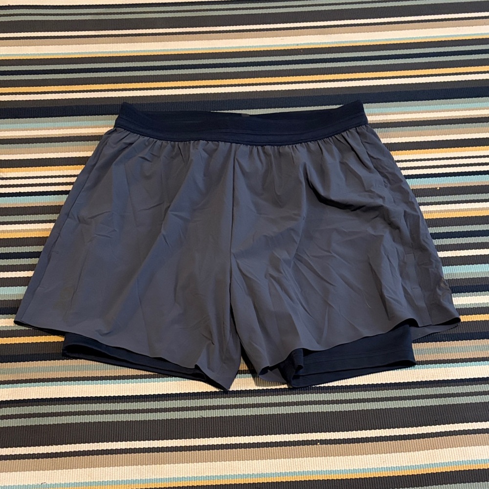 On 5” Performance 2 in 1 shorts